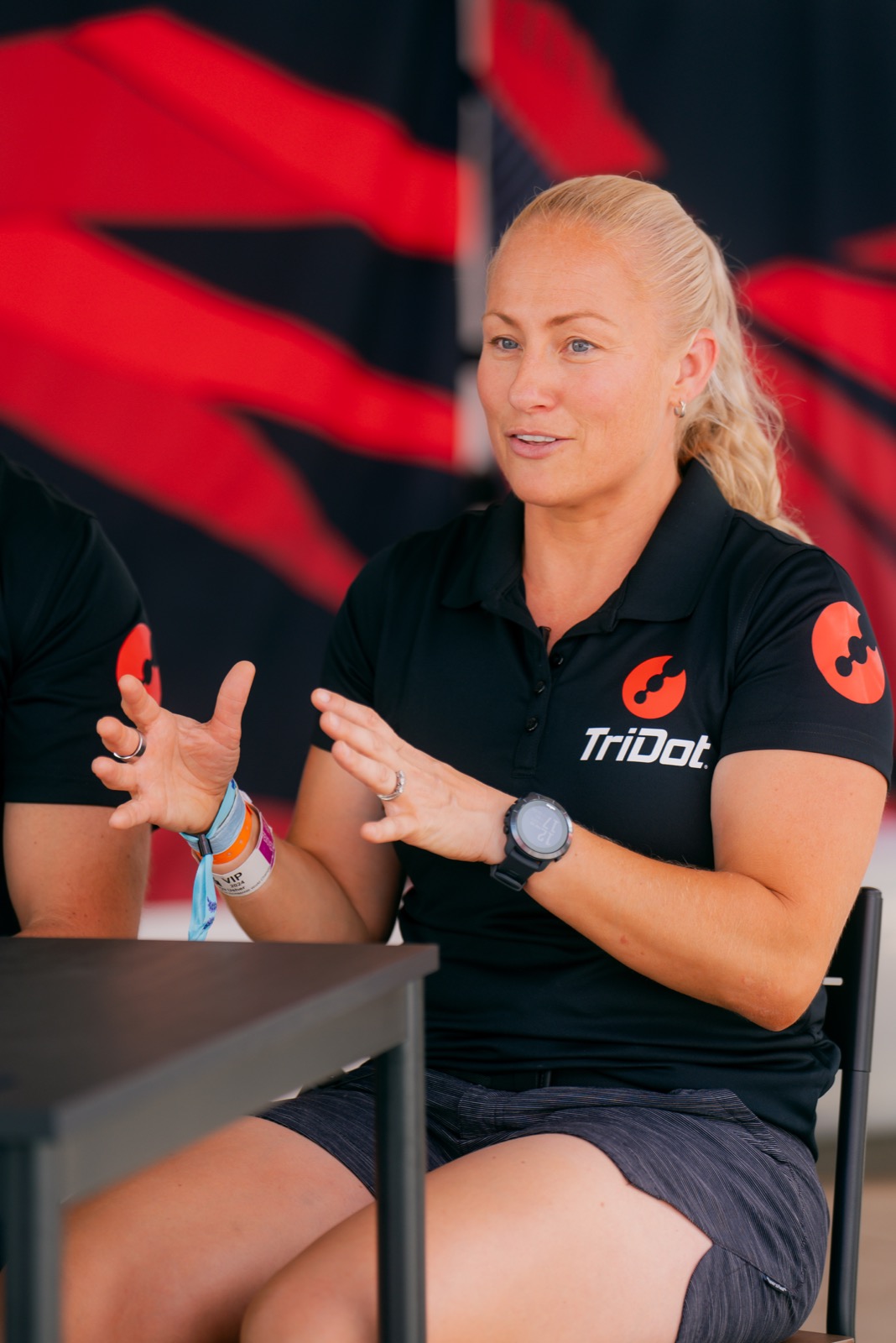 Raya speaking about triathlon at a TriDot event